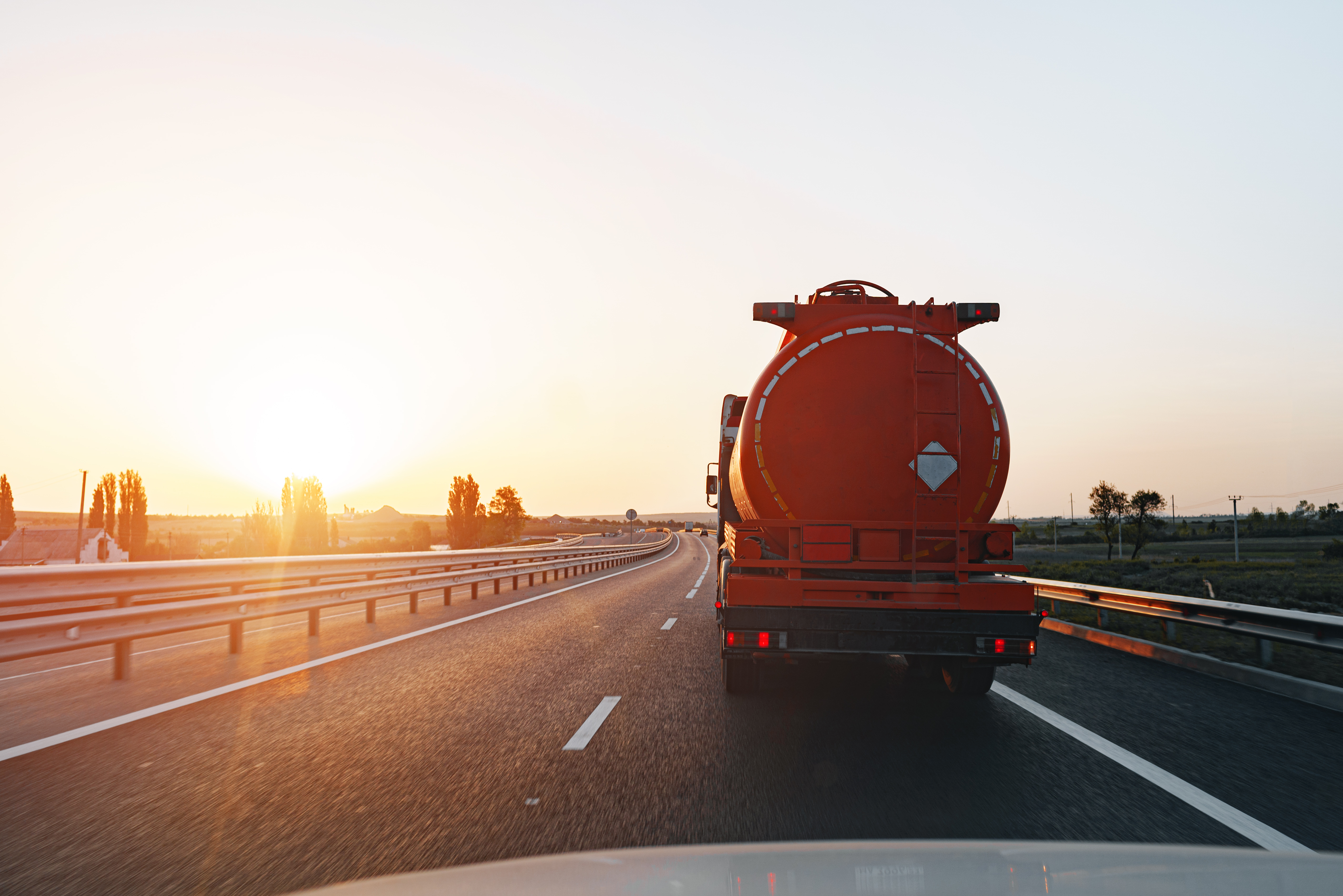 Transporte por carretera al amanecer